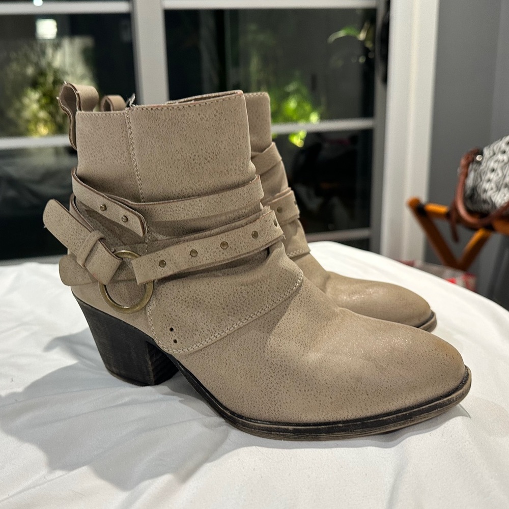 Daisy Fuentes Cream Ankle Boots with Buckle Detail